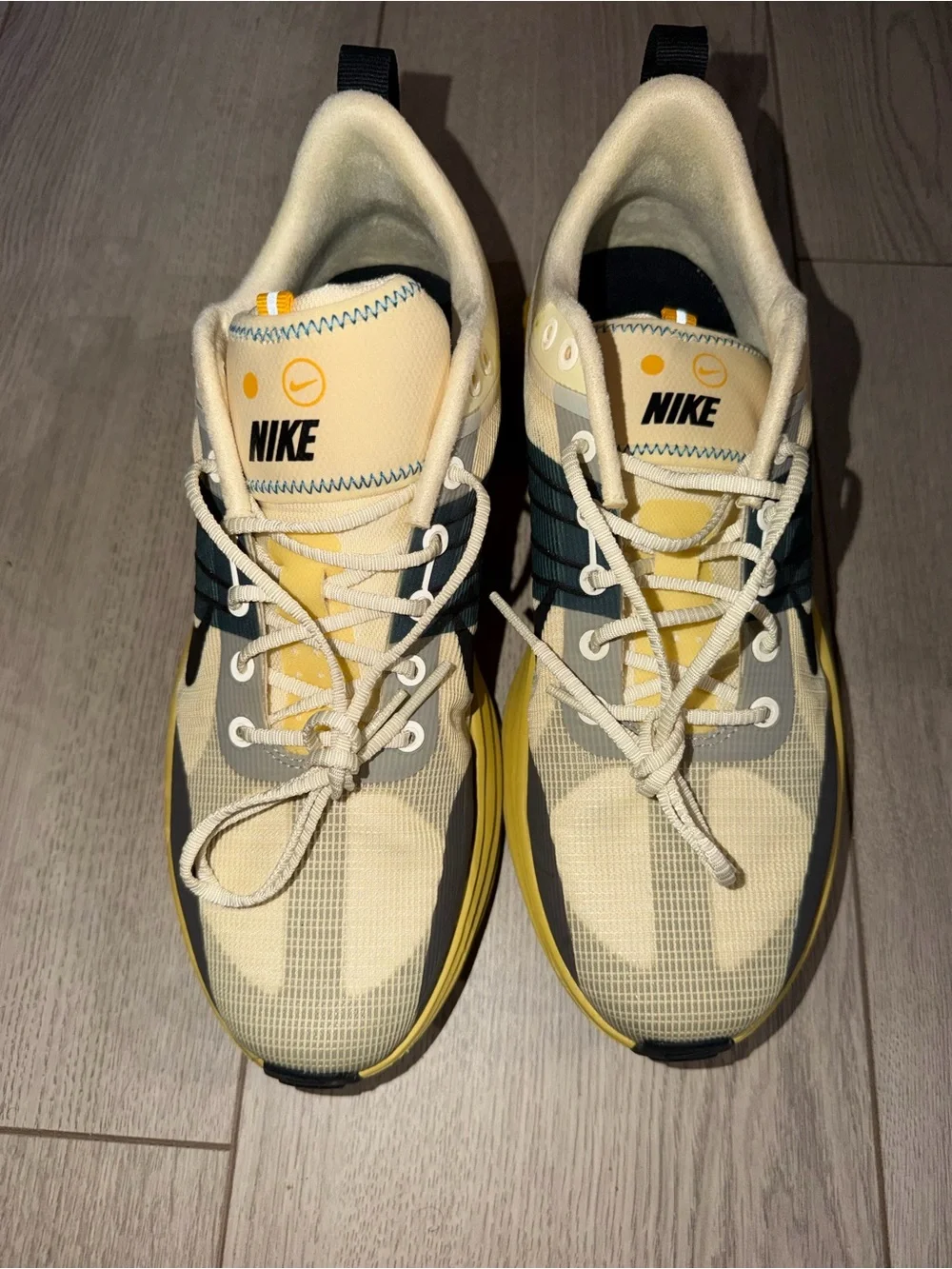 Nike lunar Yellow Cream and Black Lightweight Trainers